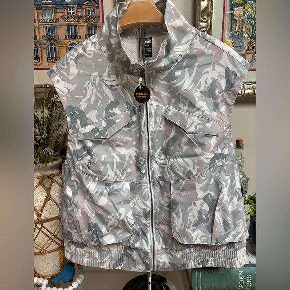 AVIA Gray and White Camouflage Utility Cargo Trail Vest Lightweight SZ 12-14 NWT - Picture 2 of 13